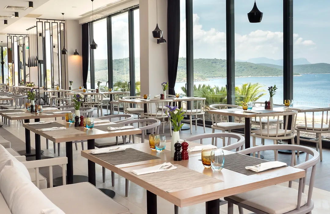 Deniz manzaralı restoran iç mekanı